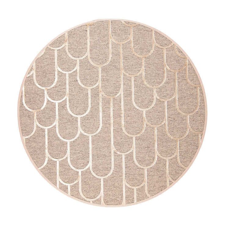 Pyöreässä Paanu-matossa laadukkaaseen, kudottuun villapohjaan on yhdistetty pehmeä, silkinhohtoinen viskoosinukka. Kuvassa beige matto.
