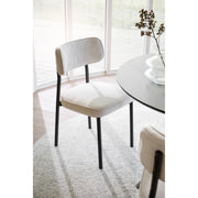 Paisley-tuoli sopii erinomaisesti erilaisten ja eri väristen pöytien yhteyteen. Kuvan tuolissa on beigen värinen verhoilukangas ja pöytä on Rowicon Calverton-ruokapöytä.