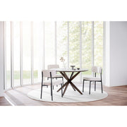 Paisley-tuoli sopii erinomaisesti erilaisten ja eri väristen pöytien yhteyteen. Kuvan tuoleissa on beigen värinen verhoilukangas ja pöytä on Rowicon Calverton.