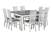 Kuvassa on neliö valkoinen ruokailuryhmä, jossa on valkoiset Petra-tuolit harmaaksi petsatuilla pöydän ja tuolien istuimien kansiosilla.