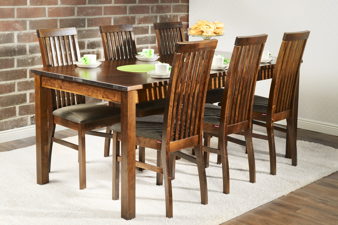 Petra-ruokailuryhmä tumman pähkinänvärisenä. Kuvan Petra-tuoleissa on Austin-kangasverhoiltu istuinosa.