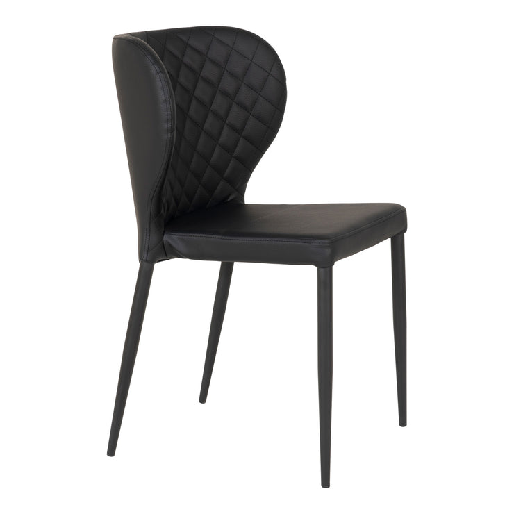 Musta Pisa-tuoli. Tuolissa on kaunis selkänojan istuinpuolelta tikattu PU-keinonahkaverhoilu ja mustat metallijalat.