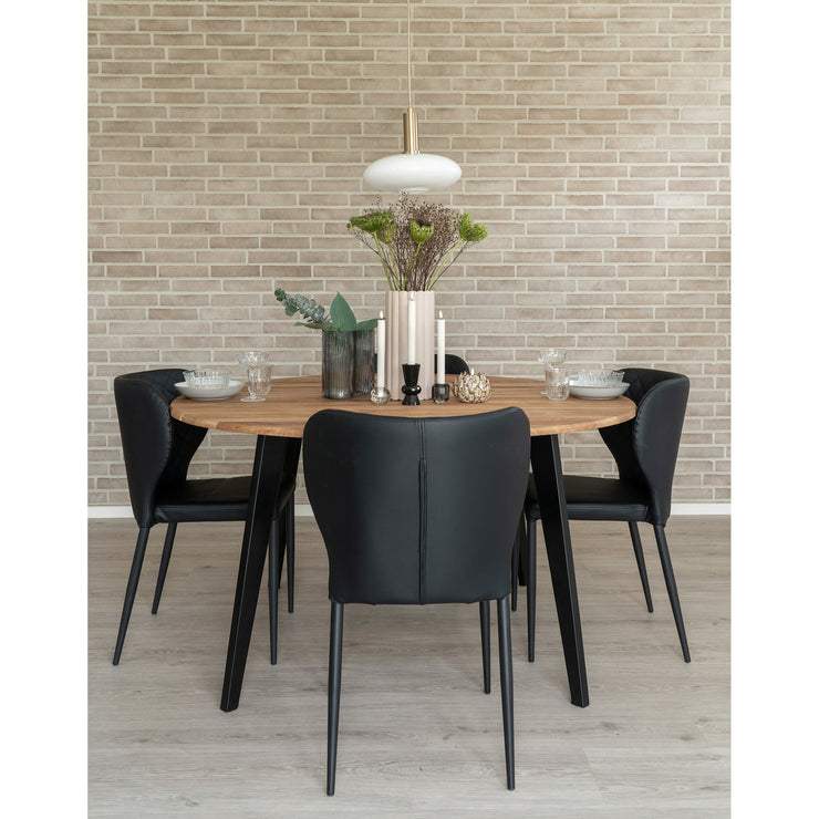 PU-keinonahkaverhoiltu Pisa-tuoli on tyylikäs ruokapöydän tuolimalli. Kuvassa mustat Pisa-tuolit, pöytä myydään erikseen.