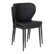 Musta Pisa-tuoli. Tyylikkäästi muotoiltu tuoli on istumamukava ja pinottavaa mallia.