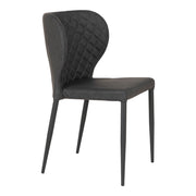 Tummanharmaa Pisa-tuoli. Tuolissa on kaunis selkänojan istuinpuolelta tikattu PU-keinonahkaverhoilu ja mustat metallijalat.