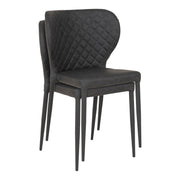 Tummanharmaa Pisa-tuoli. Tyylikkäästi muotoiltu tuoli on istumamukava ja pinottavaa mallia.