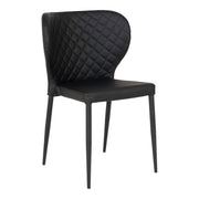 Musta Pisa-tuoli. Tuolissa on kaunis selkänojan istuinpuolelta tikattu PU-keinonahkaverhoilu ja mustat metallijalat.