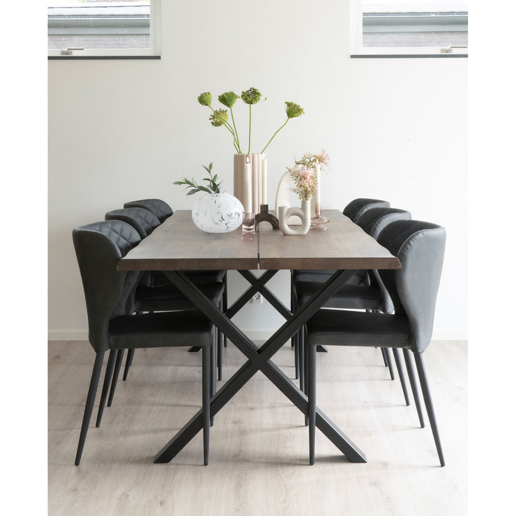 PU-keinonahkaverhoiltu Pisa-tuoli on tyylikäs ruokapöydän tuolimalli. Kuvassa tummanharmaat Pisa-tuolit, pöytä myydään erikseen.