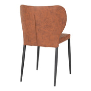 Konjakinruskea Pisa-tuoli. PU-keinonakaverhoillun tuolin selkänojan taus on sileä ja tuolissa on mustat metallijalat.