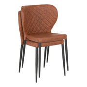 Konjakinruskea Pisa-tuoli. Tyylikkäästi muotoiltu tuoli on istumamukava ja pinottavaa mallia.