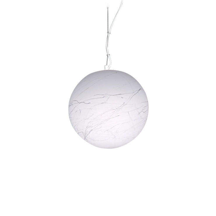 Persoonallisessa pallovalaisimessa on valkoinen pallon muotoinen kupu sekä kevyt marmorimainen kuviointi.