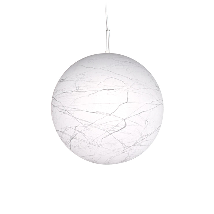 Persoonallisessa pallovalaisimessa on valkoinen pallon muotoinen kupu sekä kevyt marmorimainen kuviointi.