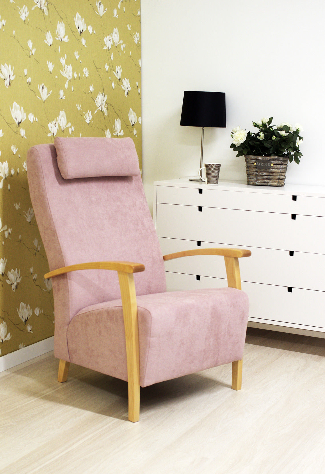 Polo-lepotuoli roosanvärisellä Soro 61-verhoilukankaalla ja luonnonvärisillä koivupuuosilla.