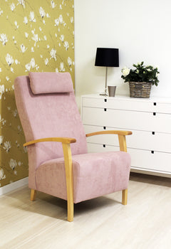 Polo-lepotuoli roosanvärisellä Soro 61-verhoilukankaalla ja luonnonvärisillä koivupuuosilla.