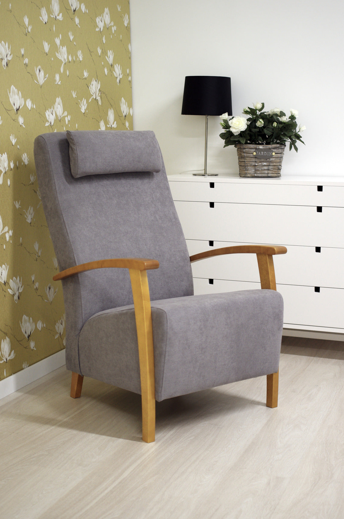 Polo-lepotuoli harmaalla Soro 90-verhoilukankaalla ja öljytyn tammenvärisillä puuosilla.