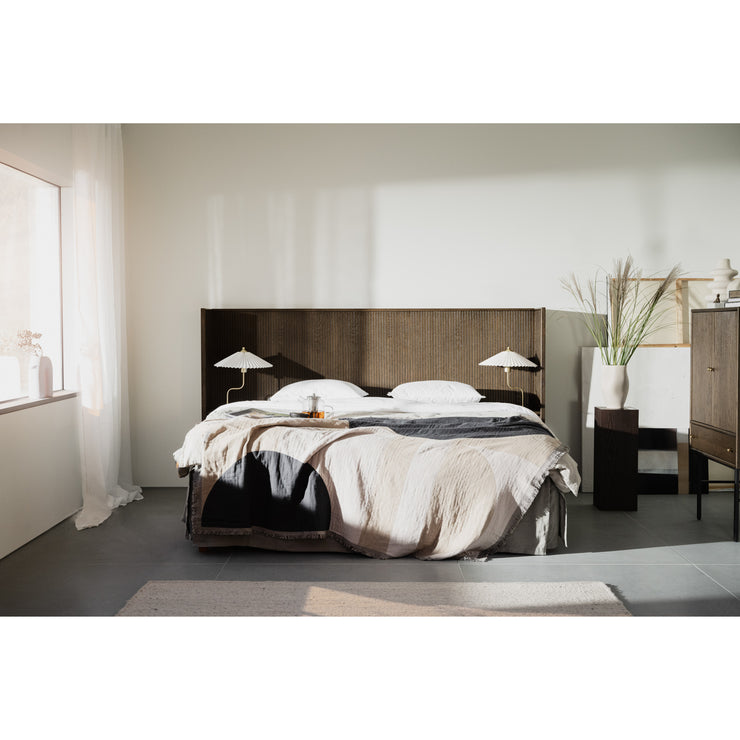 Tyylikkään ekslusiivinen Redmond-sängynpääty tuo mukanaan ihastuttavaa hotellihuoneen tuntua. Kuvassa on myös Clearbook-sarjan yhteensopiva kaappi.