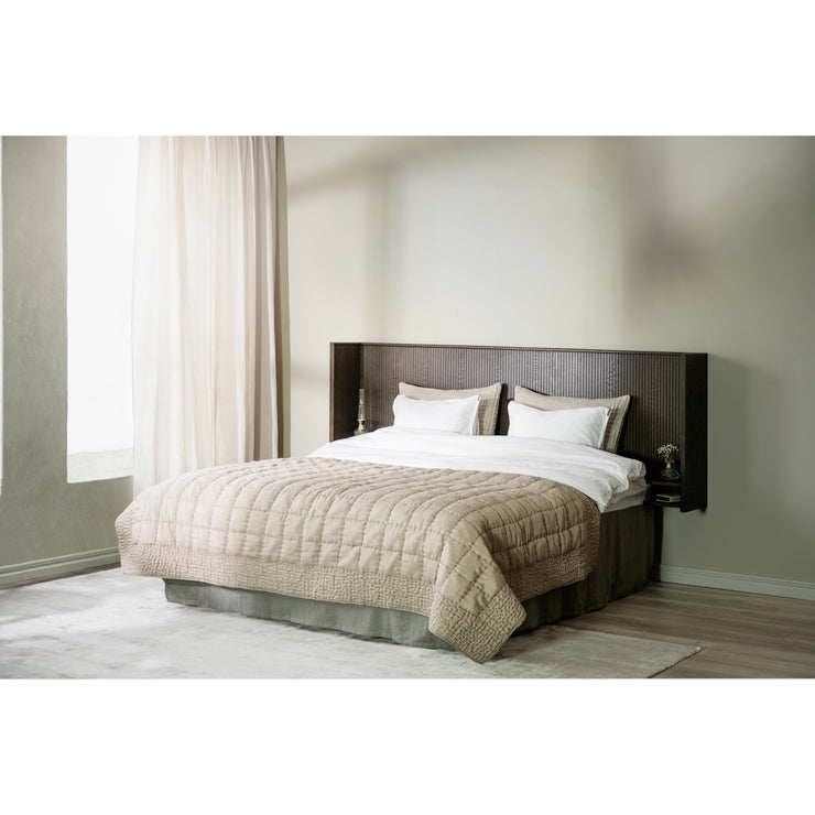 Tyylikkään ekslusiivinen Redmond-sängynpääty tuo mukanaan ihastuttavaa hotellihuoneen tuntua. 