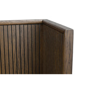 Lähikuvassa Redmond-sängynpäädyn koristeellisesti uurrettu puumateriaali massiivitammisilla yksityiskohdilla.