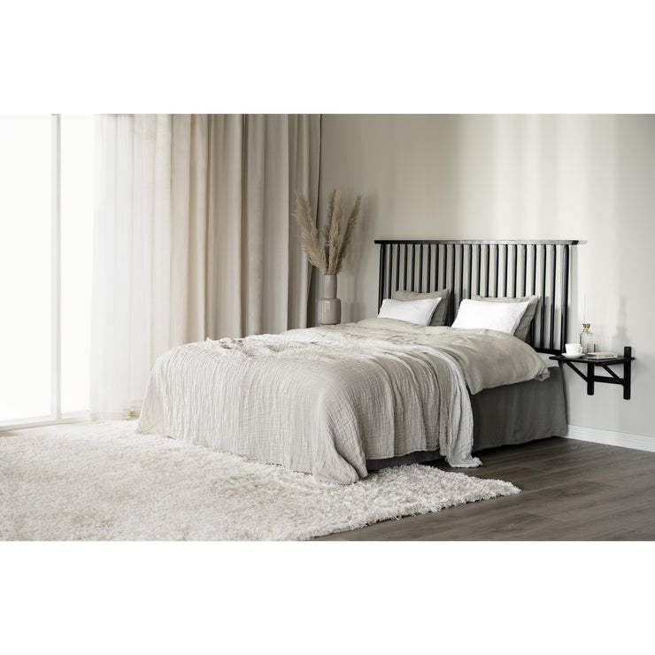 Tyylikäs Riggins-sängynpääty on persoonallinen katseenvangitsija, joka täydentää kauniisti koko makuuhuoneen sisustuksen. Kuvassa on musta pääty.