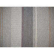 Matossa on tyylikäs raidoitus, joka antaa matolle ryhdikästä ilmettä. Kuvassa monivärinen matto.