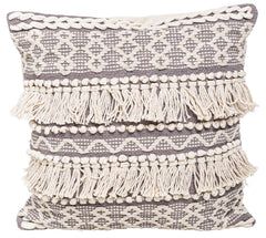 Riimu Hapsu -koristetyyny harmaana. Tyynyssä on luonnonvalkoinen kuviointi ja hapsuja kahdessa rivissä.