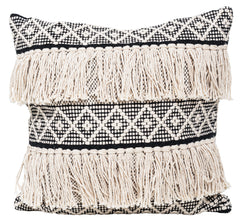 Riimu Hapsu -koristetyyny mustana. Tyynyssä on luonnonvalkoinen kuviointi ja hapsuja kahdessa rivissä.