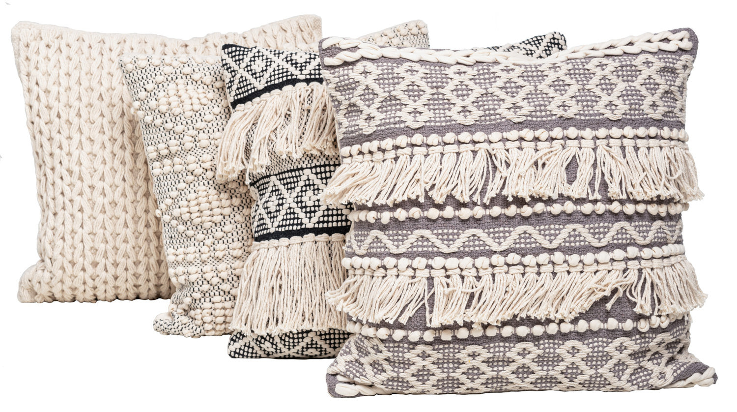 Riimu-sarjasta löydät useita erilaisia koristetyynyjä. Kuvassa on luonnonvalkoiset Pampula- ja Letti-tyynyt, sekä musta ja harmaa Hapsu-tyyny.