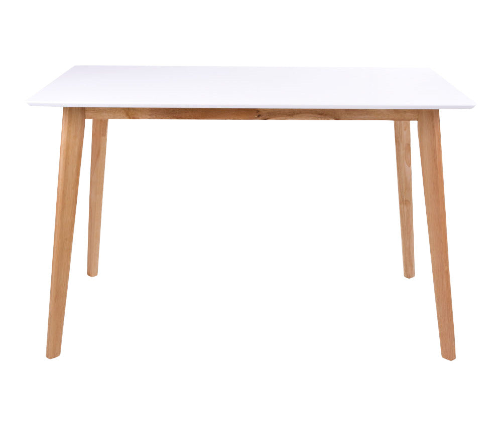 Ohut kansi ja viistojalat keventävät Rimini-pöydän ilmettä kauniisti.