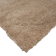 Kuvassa on beigen Roihu-maton pehmeä ja taipuisa nukkapinta, joka tekee matosta eläväisen ja ihanan pehmoisen jalan alla.