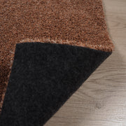 Roihu-matossa on pehmeä huopapohja, joka on helposti käsiteltävä ja sopii kaikille lattiapinnoille - myös lattialämmitteisille. Kuvassa terran värinen Roihu-matto ja sen huopapohja.