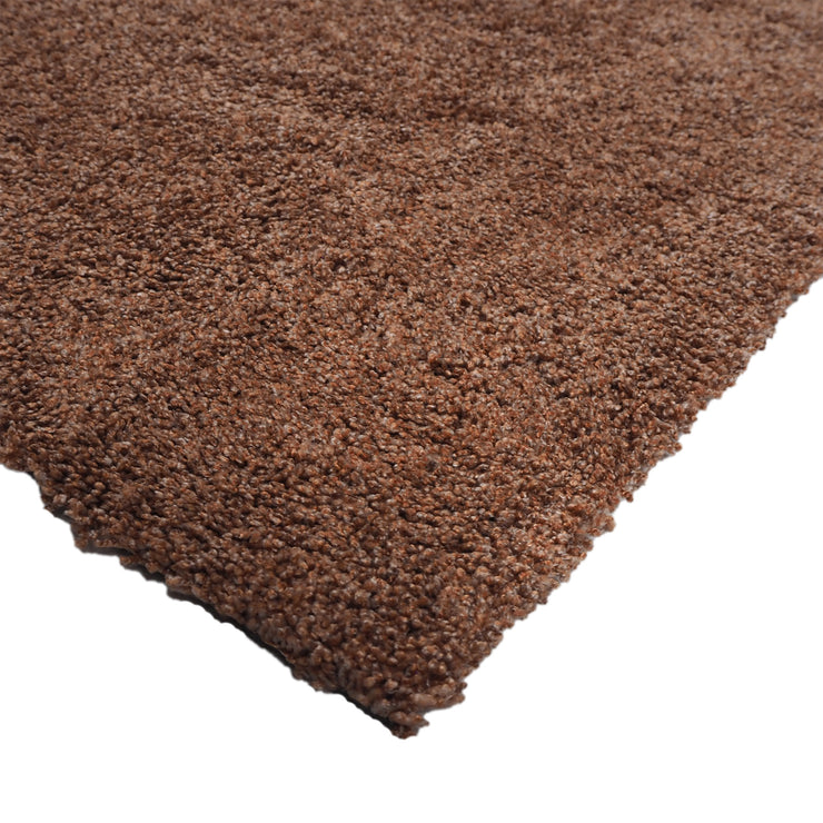Kuvassa on terran värisen Roihu-maton pehmeä ja taipuisa nukkapinta, joka tekee matosta eläväisen ja ihanan pehmoisen jalan alla.