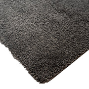 Kuvassa on tummanharmaan Roihu-maton pehmeä ja taipuisa nukkapinta, joka tekee matosta eläväisen ja ihanan pehmoisen jalan alla.
