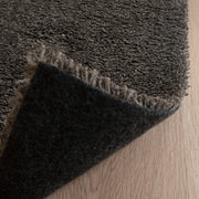 Pölyämätön Roihu-nukkamatto sopii kaikkiin oleskelutiloihin ja makuuhuoneisiin. Kuvassa tummanharmaa Roihu-matto ja huopapohjaus.