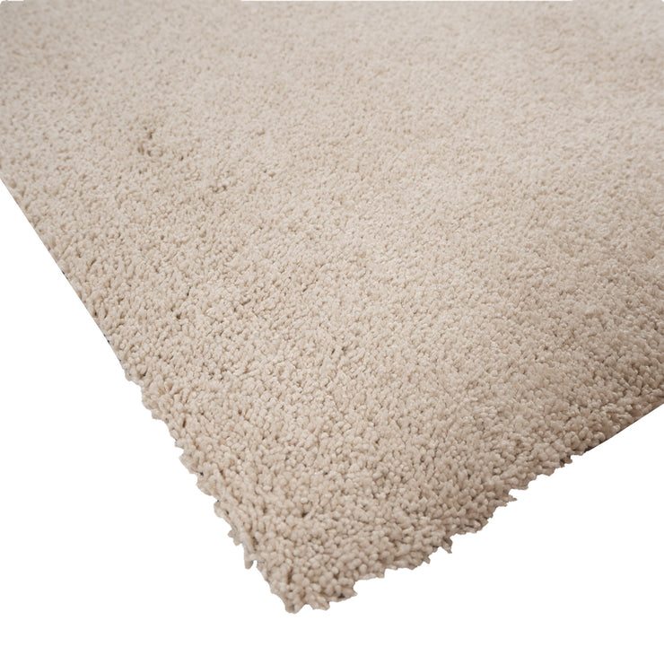 Kuvassa on luonnonvalkoisen Roihu-maton pehmeä ja taipuisa nukkapinta, joka tekee matosta eläväisen ja ihanan pehmoisen jalan alla.