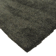Kuvassa on tummanvihreän Roihu-maton pehmeä ja taipuisa nukkapinta, joka tekee matosta eläväisen ja ihanan pehmoisen jalan alla.