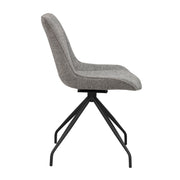 Rossport-tuoli harmaalla kangasverhoilulla. 180 astetta kääntyvässä tuolissa on mustat pulverimaalatut metallijalat.