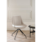Rossport-tuoli beigen värisellä kangasverhoilulla. Kuppituolissa on mustat pulverimaalatut metallijalat.