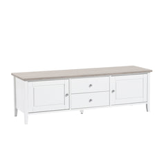 Valkoinen Saara-sarjan tv-taso valkosaarninvärisellä kansilevyllä. Monikäyttöisessä tasossa on sekä laatikko että kaappitilaa.