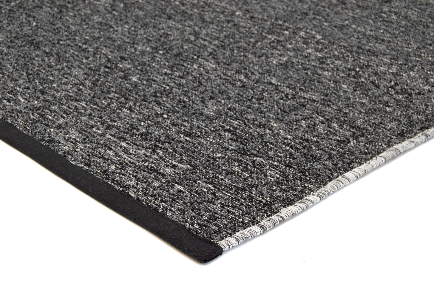 Lähikuva mustasta Saima-puuvillamatosta. 