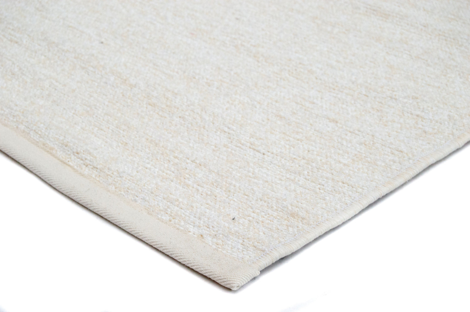 Lähikuva valkoisesta Saima-puuvillamatosta.