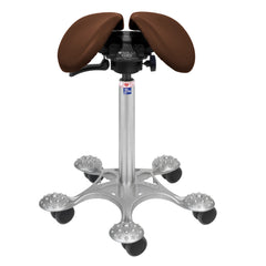 Nahkaverhoiltu Salli SwingFit -satulatuoli, konjakin värinen.