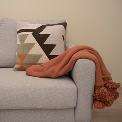 Sävel Tupsu-torkkupeitto terran värisenä - peiton päädyissä on tupsut. Kuvassa on Mattokympin erikseen myytävä Duuri-koristetyyny.