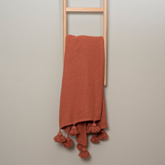 Sävel Tupsu-torkkupeitto terran värisenä - peiton päädyissä on tupsut.