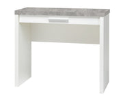 Kapean Shape-sarjan työpöydän pääväri on valkoinen ja kansi on harmaan betoninvärinen. Kirjoituspöydässä on laatikot pöytätason alla.