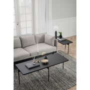 Shelton-sohvapöytää on saatavana kahdessa koosa. Kuvassa sekä 95 cm ja 145 cm leveät mustat Shelton sohvapöydät.