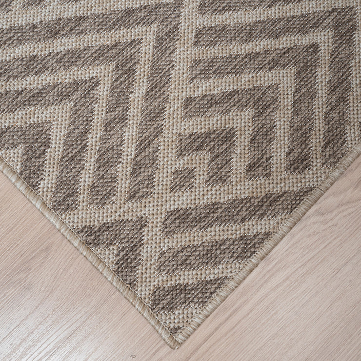 Sienna-maton graafinen tummempi kuviointi antaa kontrastia vaalean pellavan sävyiselle matolle ja lattiamateriaaleille.