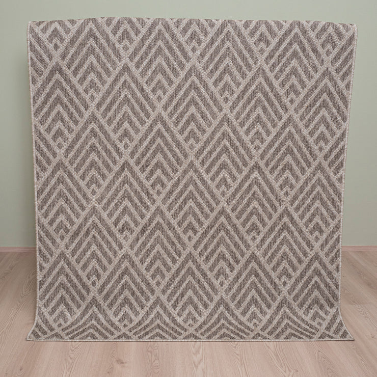 Sileäpintaisen maton graafinen kuviointi luo kontrastia, Sienna-matto pellavan sävyisenä.