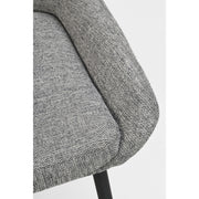 Lähikuva Sierra-tuolin harmaasta kangasverhoilusta.