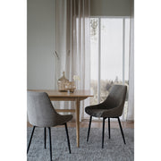 Kuvassa on Sierra-tuolit harmaalla kangasverhoilulla. Sierra-tuoli sopii erinomaisesti ruokapöydän tuoliksi.