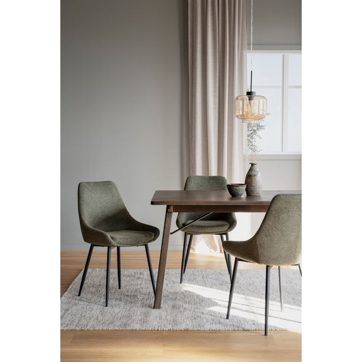 Kuvassa on Sierra-tuolit vihreällä kangasverhoilulla. Sierra-tuoli sopivat erinomaisesti ruokapöydän tuoleiksi.